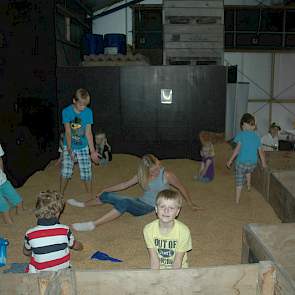 In één van de schuren was een graanzwembad gebouwd: kinderen konden hier een lekkere duik nemen.