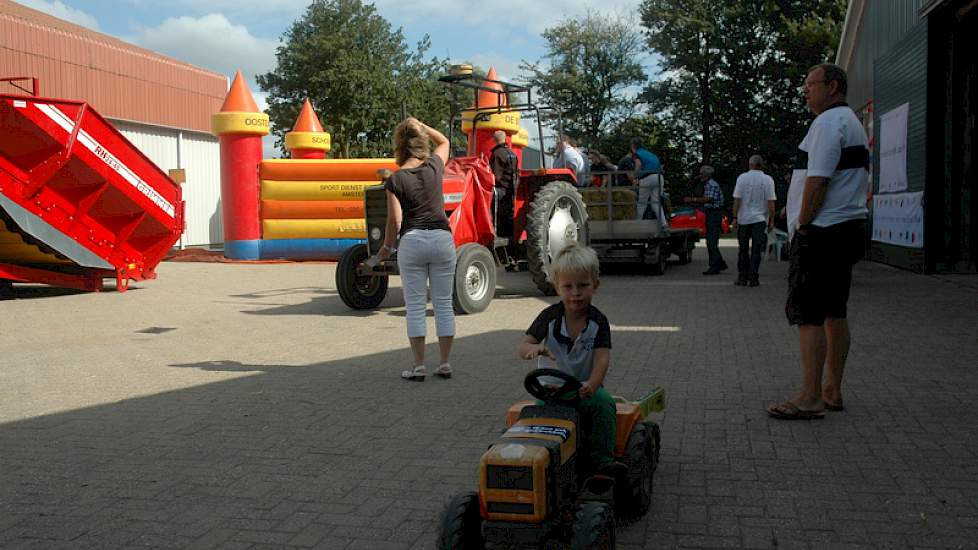 Jong en oud vergaapte zich aan alle landbouwvoertuigen.