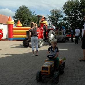 Jong en oud vergaapte zich aan alle landbouwvoertuigen.