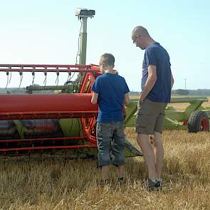 Op het erf en op het land waren machines uitgestald, waaronder deze Claas combine, de veldspuit, een computergestuurde beregeningshaspel en een complete in-schuurlijn.