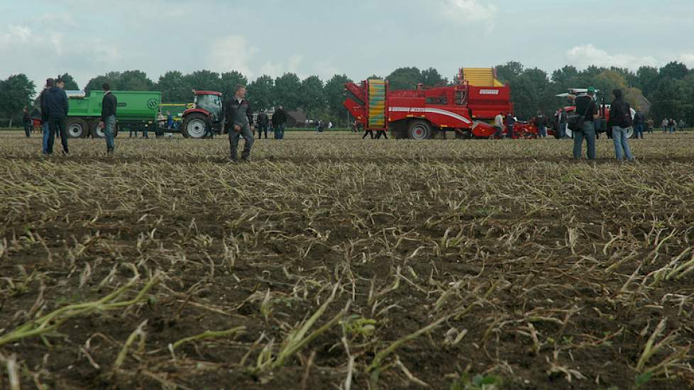 Op het buitenterrein zijn doorlopend demonstraties van aardappelrooiers van AVR, Dewulf, Grimme en Ploeger.