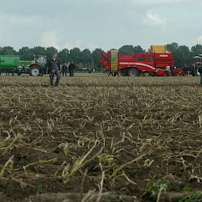 Op het buitenterrein zijn doorlopend demonstraties van aardappelrooiers van AVR, Dewulf, Grimme en Ploeger.