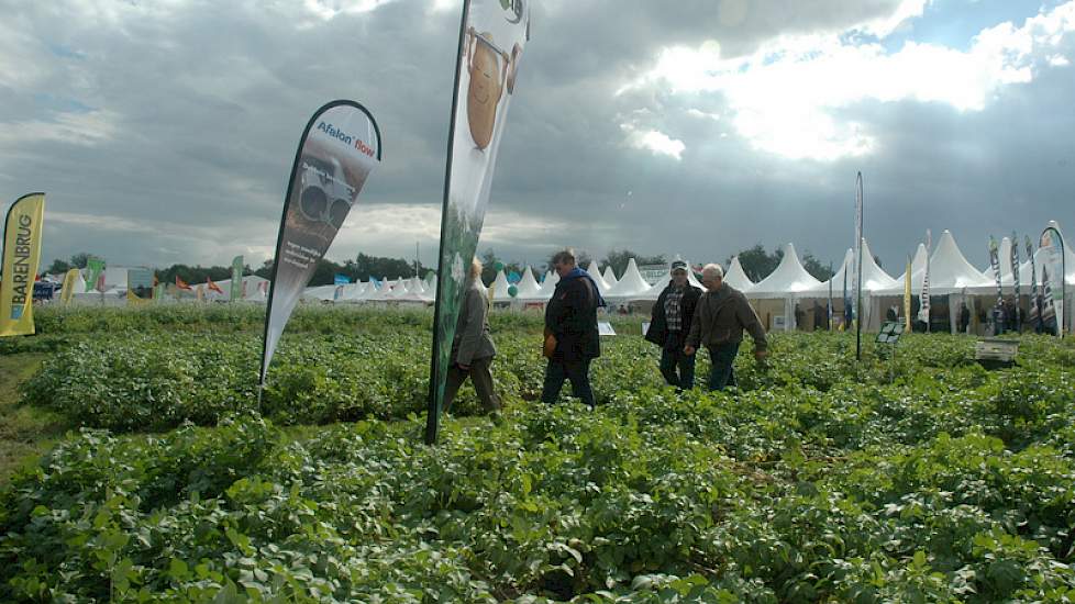 Buiten zijn proefveldjes van aardappelrassen aangelegd. Bedrijven die actief zijn in de akkerbouw presenteren zich in de tenten.