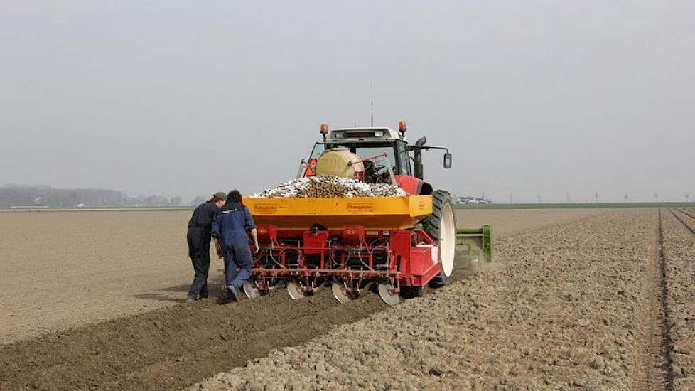 Maar het blijft controlewerk, aardappelen poten.