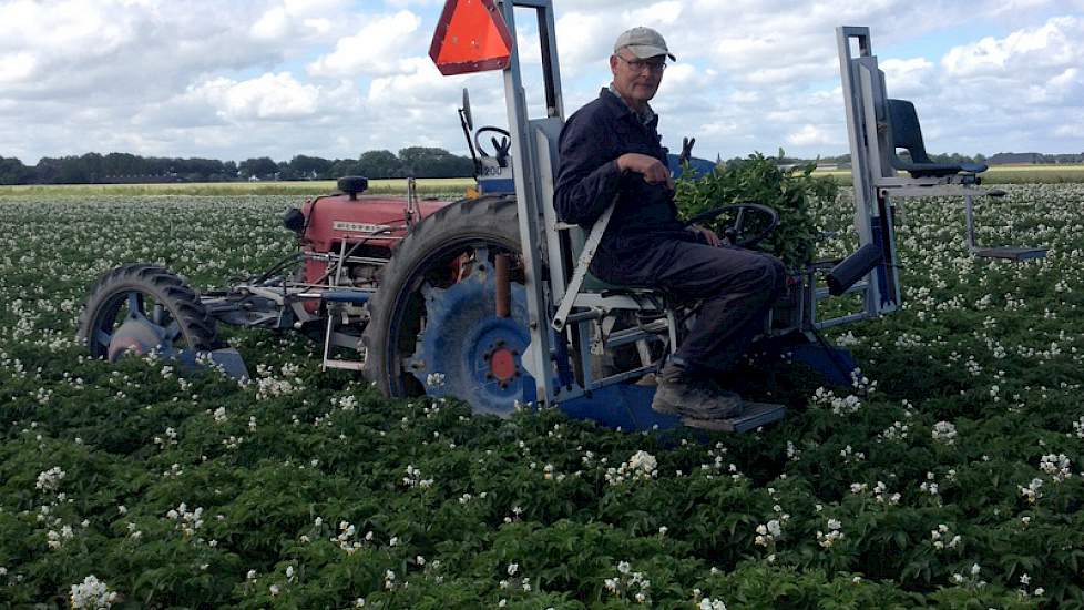 Basis van de machine is een Cormick uit 1960, voorzien van een vooras van een John Deere en een oliepomp van een oude combine. De kar is voorzien van knikbesturing, zodat hij spoorvolgend is.