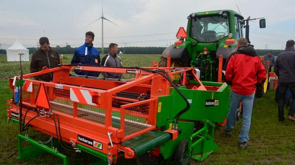 Hierdoor kan de geplande rooidemonstratie niet doorgaan. De trekker met een Holaras frontrooimaaier en een Holaras rooier staan daarom werkloos op de kopakker. De rooier is voorzien van dwarsbanden. ‘Daardoor kun je met deze machine ook onder natte omstan