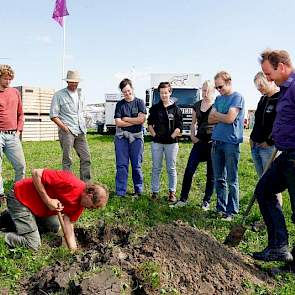 Veldworkshop voor het waarnemen van de bodem met een profielkuil.