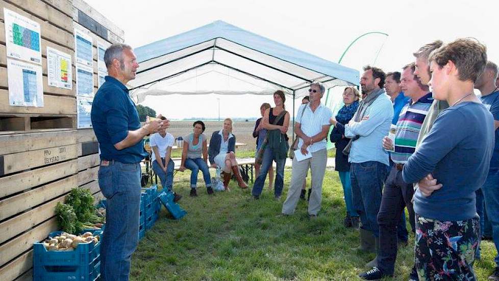 In het veld was onder meer een presentatie van BASIS: telen met vaste rijpaden en alternatieve grondbewerking.