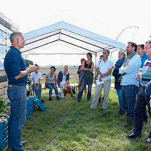 In het veld was onder meer een presentatie van BASIS: telen met vaste rijpaden en alternatieve grondbewerking.