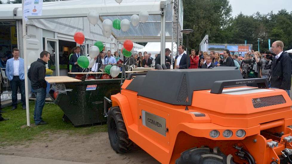 De opening van de ATH wordt verricht door de Conver Greenbot, de eerste zelfrijdende cabineloze tractor ter wereld. De machine kan autonoom regelmatig terugkerende werkzaamheden uitvoeren zonder chauffeur