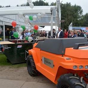 De opening van de ATH wordt verricht door de Conver Greenbot, de eerste zelfrijdende cabineloze tractor ter wereld. De machine kan autonoom regelmatig terugkerende werkzaamheden uitvoeren zonder chauffeur