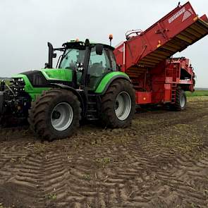 Siebring rooide het ras Seresta. Het onderwatergewicht van deze aardappelen lag rond de 512. ‘Behoorlijk goed’, zegt de Drentse akkerbouwer.