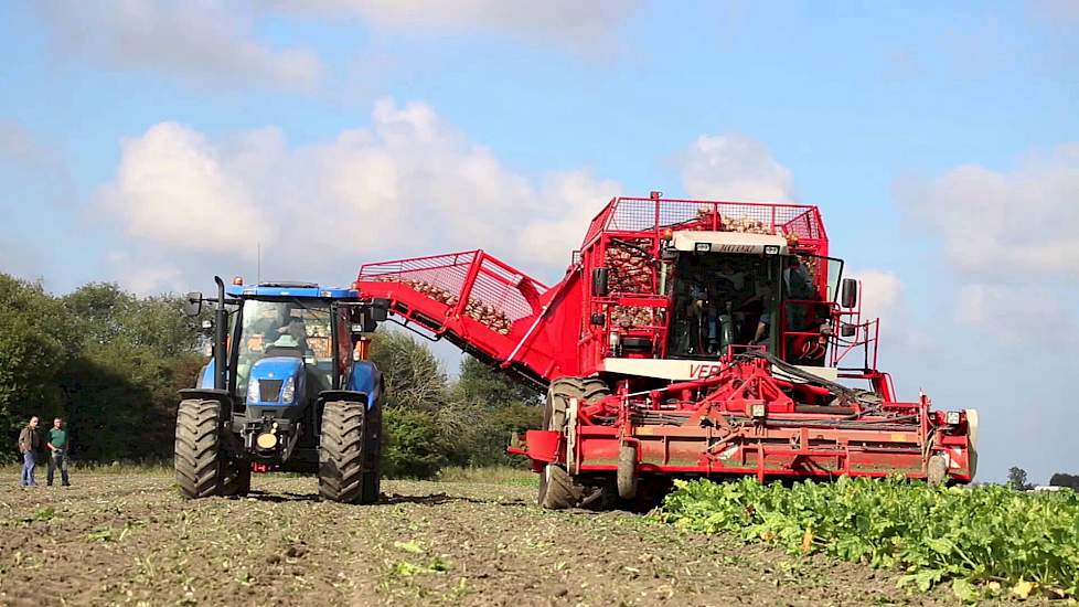 Loonbedrijf Geertsema aan het bieten rooien