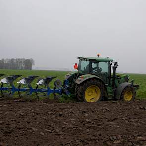 Op het perceel naast zijn huis groeiden deze zomer aardappelen.