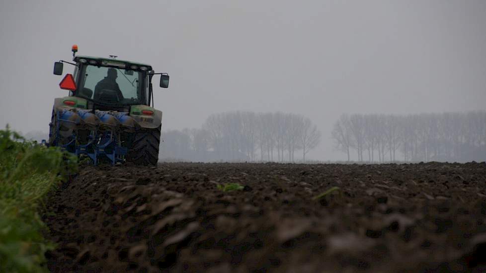 Organische stof vindt de akkerbouwer erg belangrijk. Bij zijn omschakeling naar biologisch is bodem een aandachtspunt voor de Drontense teler.