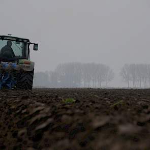 Organische stof vindt de akkerbouwer erg belangrijk. Bij zijn omschakeling naar biologisch is bodem een aandachtspunt voor de Drontense teler.