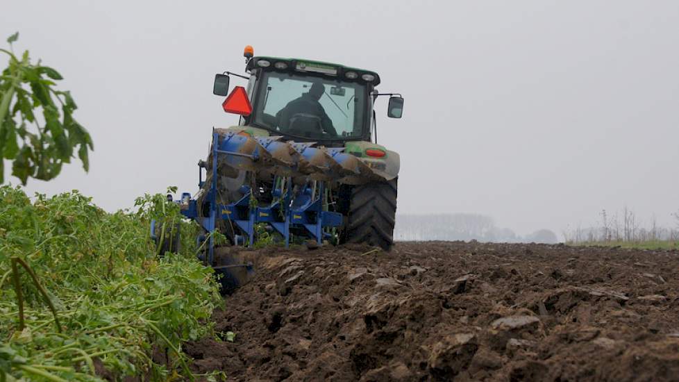 De Regt rustte zijn ploeg uit met gps. Hij wil met vaste rijpaden gaan werken.