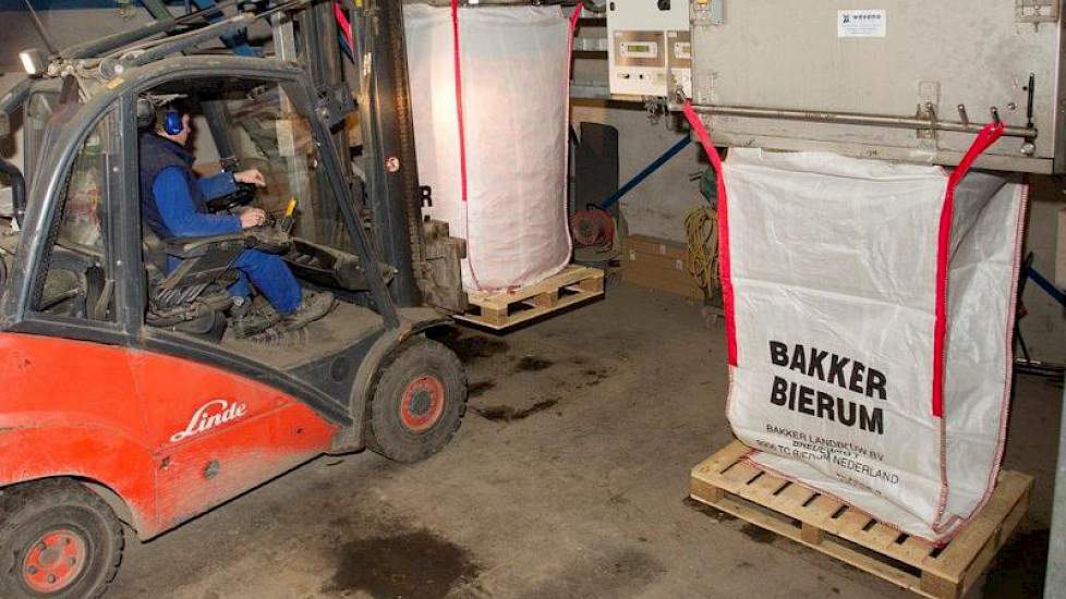 De goedgekeurde peen gaat in bigbags van 1.100 kilo naar met name naar Duitsland en België. „Meestal gaat de ongewassen peen naar Duitsland en de gewassen peen naar België. Een enkele keer, zoals nu, wassen we ook voor Duitsland”, zegt mede-eigenaar Jan W