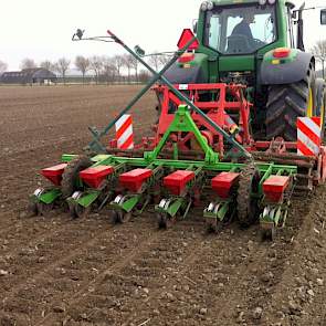 Hij teelt dit jaar 8 hectare bieten, normaal is dat rond de 11 tot 12 hectare. De eenmalige krimp is een gevolg van het doorschuiven van het teveel van vorig jaar.