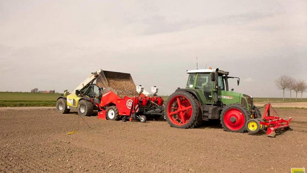 De pootmachine wordt gevuld met de verreiker. Tot vorig jaar gebeurde het vullen vanuit de kieper, maar door de ruggenfrees kan de pootmachine niet meer onder de kieper komen. Maar het werken met de verreiker bevalt erg goed, zegt Fledderman.