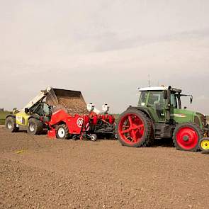 De pootmachine wordt gevuld met de verreiker. Tot vorig jaar gebeurde het vullen vanuit de kieper, maar door de ruggenfrees kan de pootmachine niet meer onder de kieper komen. Maar het werken met de verreiker bevalt erg goed, zegt Fledderman.