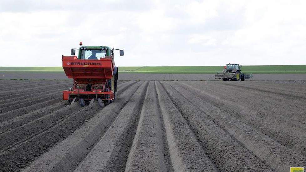 Terwijl Melvin Houtsma de ruggen freest, poot zijn vader aardappelen van het ras Spunta.