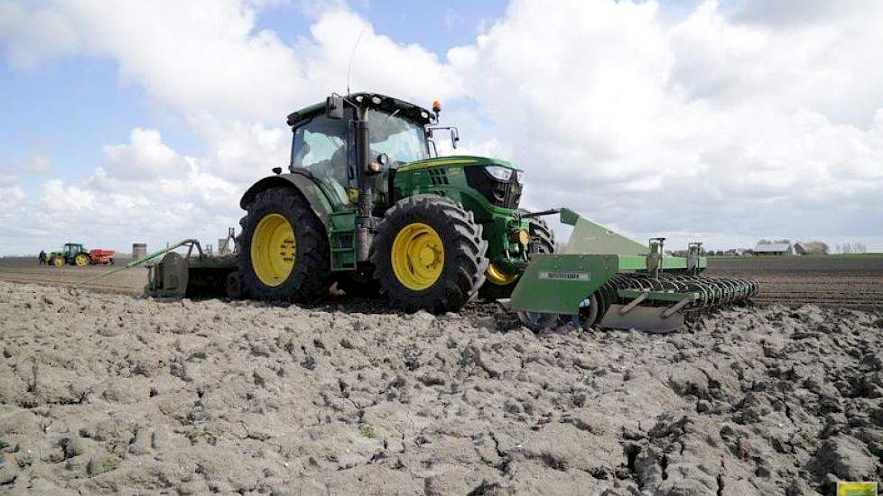 Het land is in de herfst geploegd. ‘Daardoor hebben we nu gelukkig geen last van droogte’, zegt Melvin Houtsma.