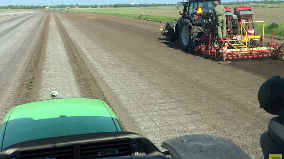 Terwijl de laatste meters worden gezaaid, legt Siebring spuitpaden aan.