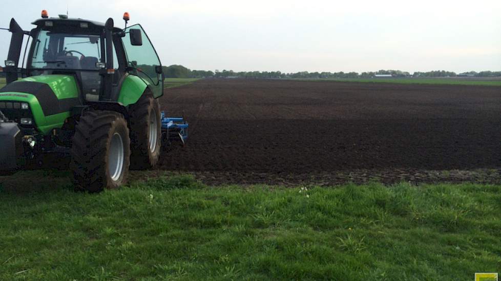 Voor het zaaien trekt Siebring het land los met de vleugelschaar cultivator.