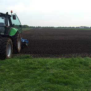 Voor het zaaien trekt Siebring het land los met de vleugelschaar cultivator.