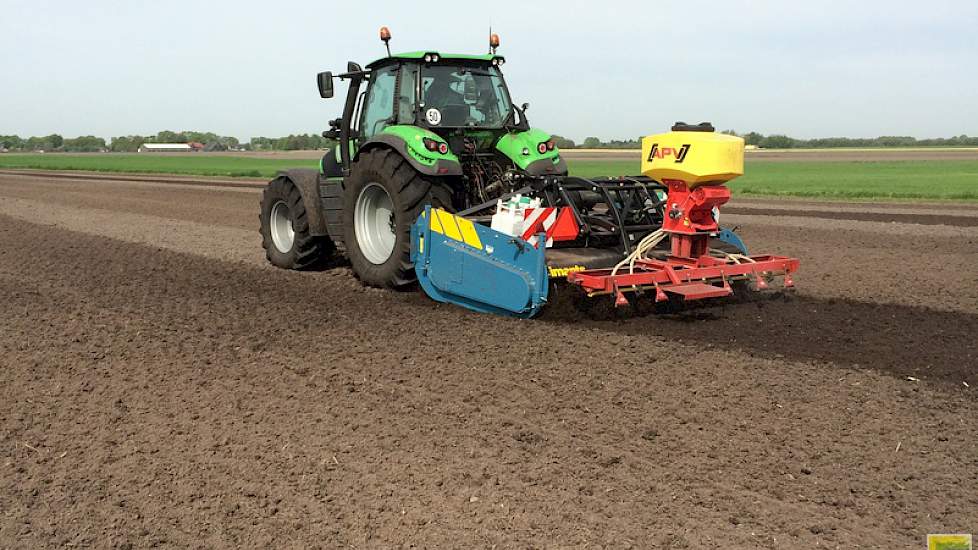 Vervolgens maakt de akkerbouwer het zaaibed met de spitmachine.