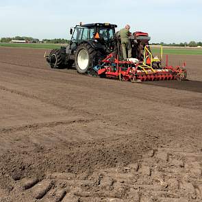 Op maandag 11 mei is het eerste perceel Parijse wortels gezaaid.