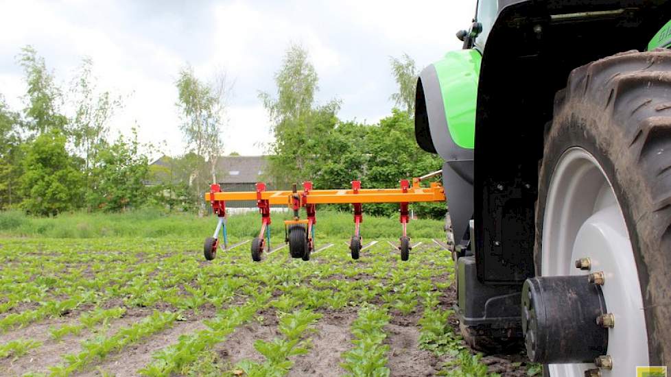 Loonwerker Steenge, die bij Hoiting de bieten heeft gezaaid, heeft vorig jaar een GPS aangeschaft voor de bietenzaaicombinatie. Door de systemen van Steenge en Hoiting op elkaar af te stemmen, kan de akkerbouwer nu ook met het spuiten en schoffelen van de