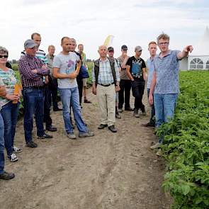 Uitleg over verschillende methodes om perceelsemissies van gewasbeschermingsmiddelen te voorkomen kregen de telers bij speciale demovelden.