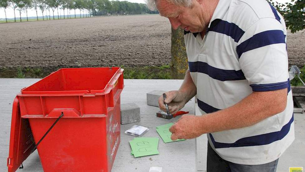 Medewerker Gerard van Dun schrijft de afkorting AB (Alibi) op briefjes.