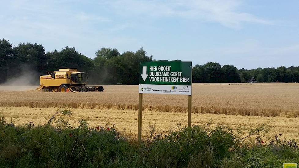 Akkerbouwer Geert Jan Smegen uit Valthe dorst zijn brouwgerst.