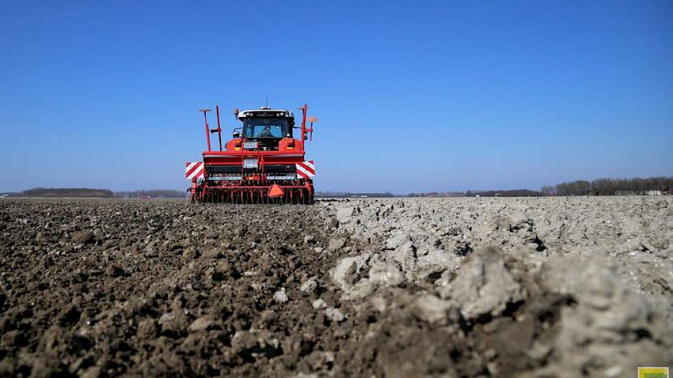 Behalve zaaien van zomergraan en hier en daar wat suikerbieten is er nog weinig drukte op het land, zegt Vedelaar. Telers van uien wachten zeker nog even af. Met de zaai van de zomergerst was Vedelaar een paar weken vroeger dan normaal.