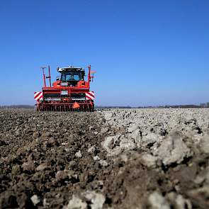 Behalve zaaien van zomergraan en hier en daar wat suikerbieten is er nog weinig drukte op het land, zegt Vedelaar. Telers van uien wachten zeker nog even af. Met de zaai van de zomergerst was Vedelaar een paar weken vroeger dan normaal.