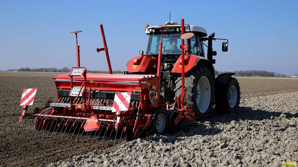 Jonkers gebruikt een Kverneland zaaimachine.