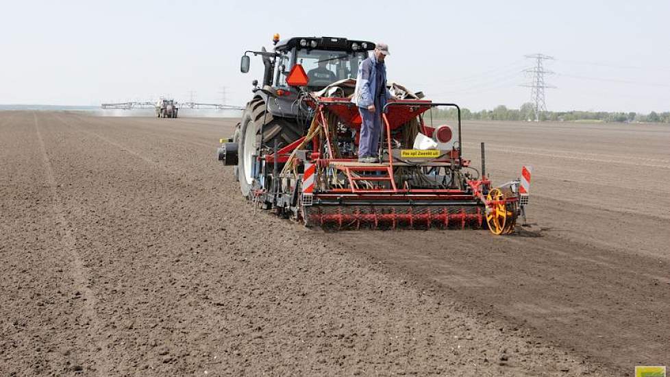 Medewerker Kor van der Meer van Agrivision BV rijdt de 52-rijige zaaimachine, de machine draait op lucht.