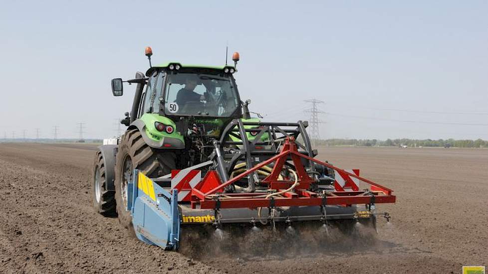 Voor het zaaien bewerkt Wilbert Siebring zelf het land, hij  is aan het spitten.