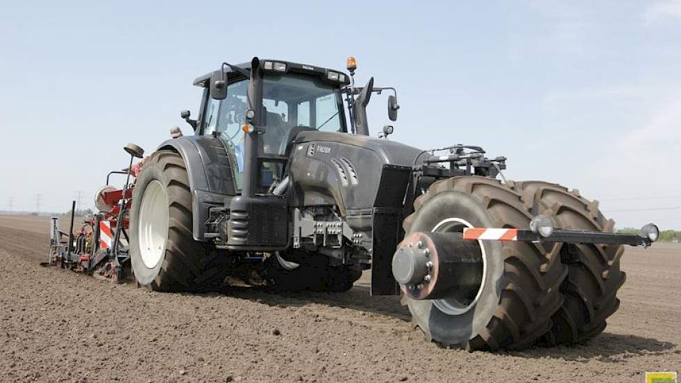 De trike heeft een aangedreven neuswiel voor gelijke bodemdruk: voor het zaaien wordt de grond aangedrukt, zo is het nauwkeuriger zaaien.