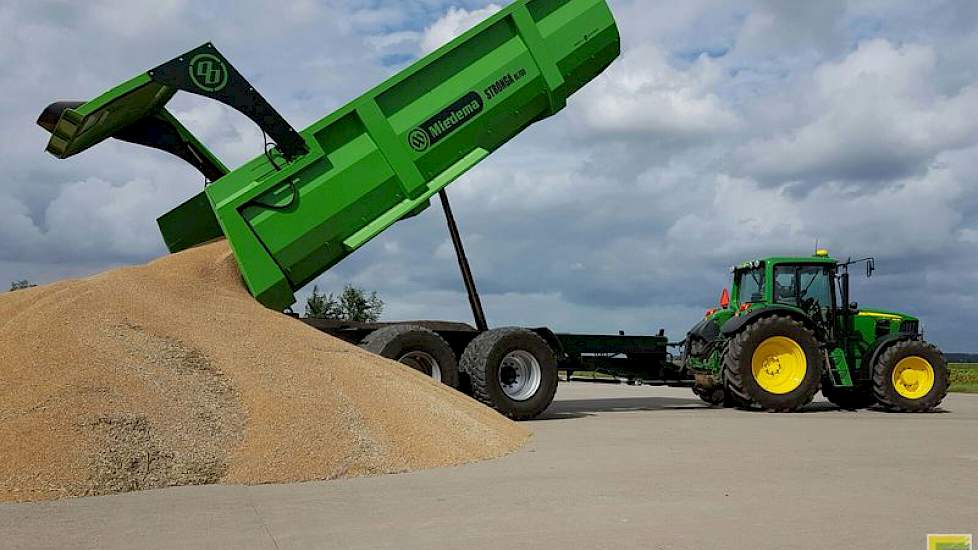 Van der Eijk lost het graan op zijn erf, vanwaar het later wordt opgehaald door Agrifirm Plant. Het vochtgehalte vam deze tarwe zat rond 16 tot 16,5 procent.