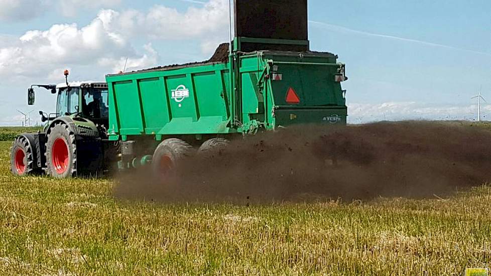 Ten Cate heeft goede ervaringen met het aanbrengen van compost op de tarwestoppel. ‘Het is een mooie tijd van het jaar om het te doen, je verrijdt weinig meer.’