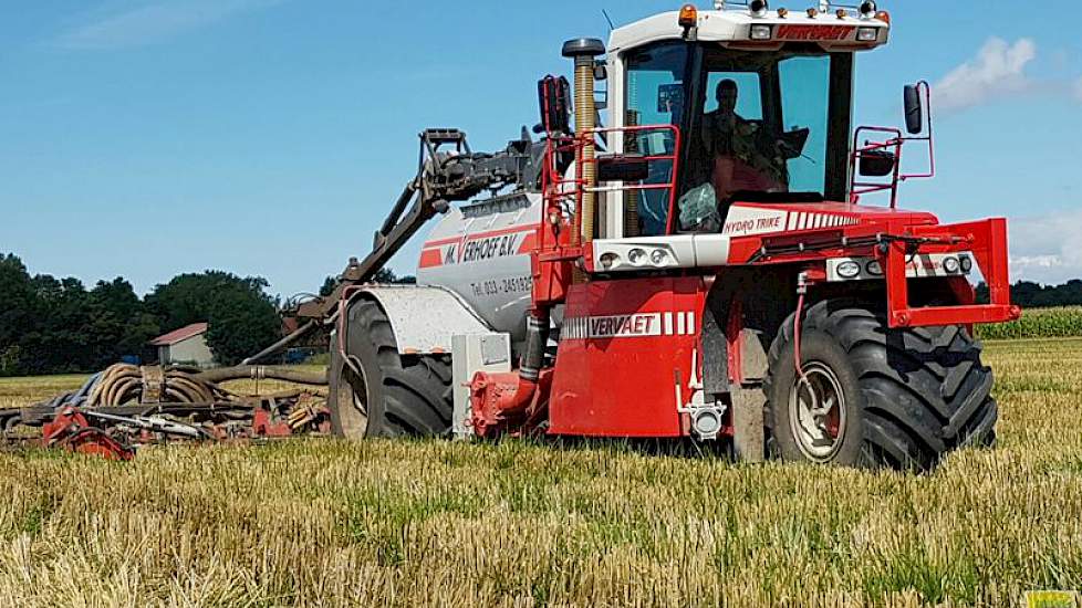 Loonbedrijf Verhoef rijdt de mest uit met een Vervaet trike.