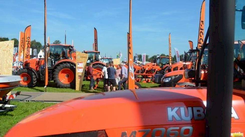 De Japanse machinefabrikant Kubota, relatief nieuw op de Nederlandse markt, toont zijn brede aanbod aan landbouwvoertuigen en -werktuigen: van trekkers tot kunstmeststrooiers en zaaimachines.