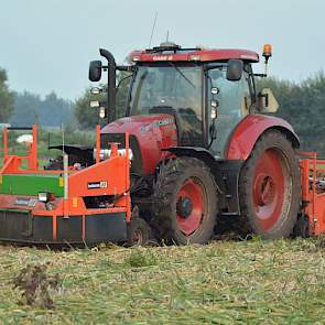 Sinds twee jaar heeft de akkerbouwer een eigen bewaarschuur, en slaat hij zijn uien op voor de langere bewaring. Daarvoor leverde hij af land af.