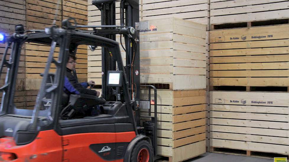 De heftruck leest de gegevens van de kist.