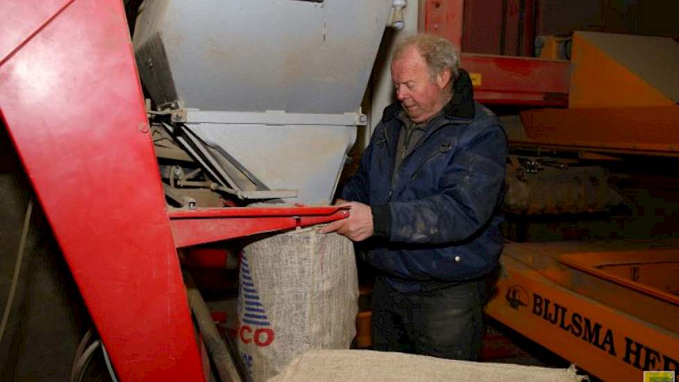 Bij toerbeurt staat Ferry of (in dit geval) zijn oom bij het opzakken. De aardappelen hebben als bestemming Algerije.