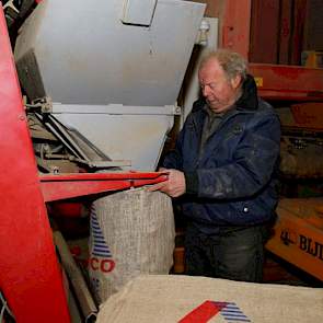 Bij toerbeurt staat Ferry of (in dit geval) zijn oom bij het opzakken. De aardappelen hebben als bestemming Algerije.